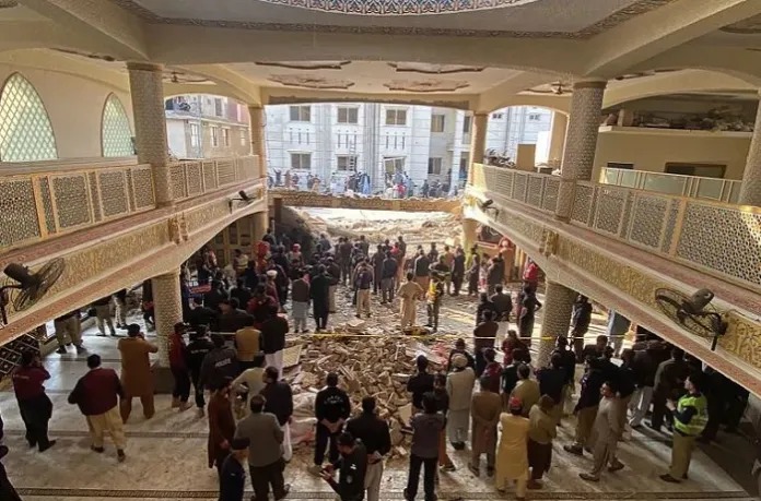 25 orang meninggal dunia dalam ledakan bom bunuh diri di masjid pakistan 53924