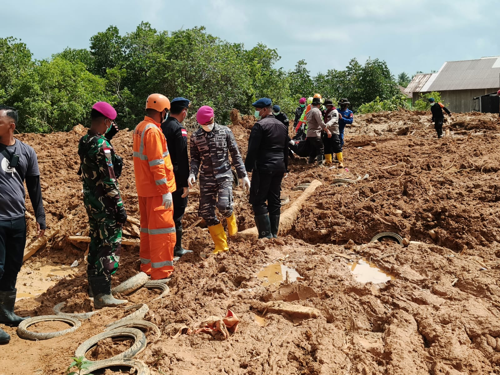 50 jenazah korban longsor di kabupaten natuna telah berhasil diidentifikasi 55628