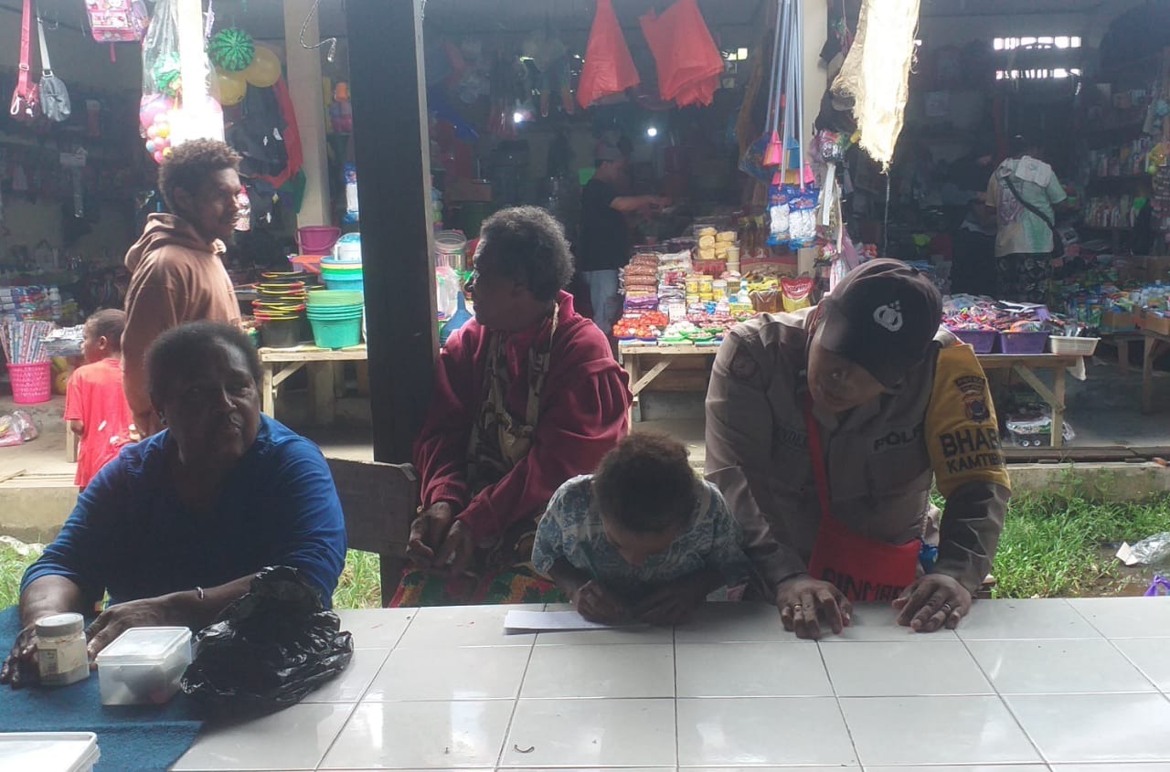 aipda desri kendek sosok bhabinkamtibmas ajarkan baca tulis anak anak di pasar kampung waiya 66904 1