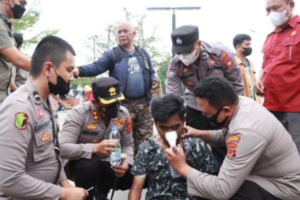 aksi heroik kapolres majalengka bersama personel selamatkan peserta unras yang jatuh pingsan 49515