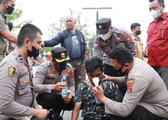 aksi heroik kapolres majalengka bersama personel selamatkan peserta unras yang jatuh pingsan 49515