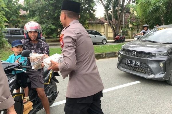 aksi peduli di bulan ramadan polda sultra bagikan ratusan takjil 71504