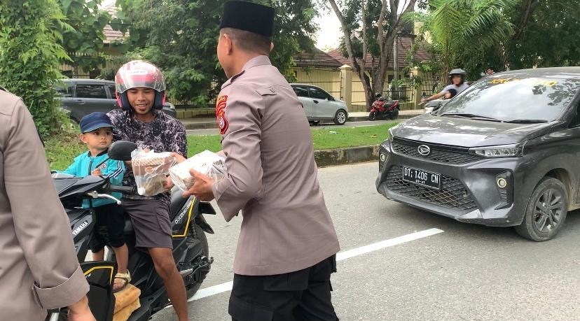 aksi peduli di bulan ramadan polda sultra bagikan ratusan takjil 71504