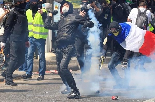 aksi protes kematian mahsa amini di paris ricuh 50087