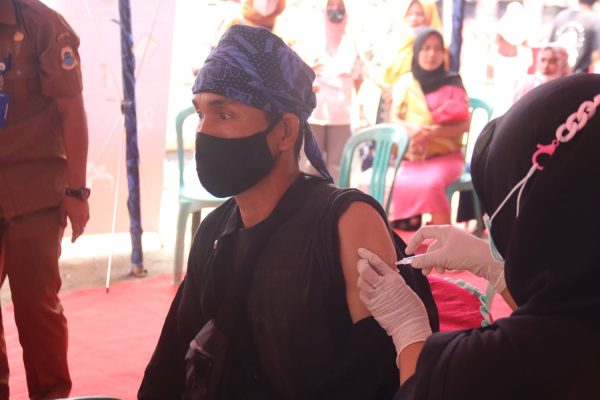alumni akpol 1999 batalyon endra dharmalaksana gelar vaksinasi berhadiah paket sembako di kampung baduy 9691