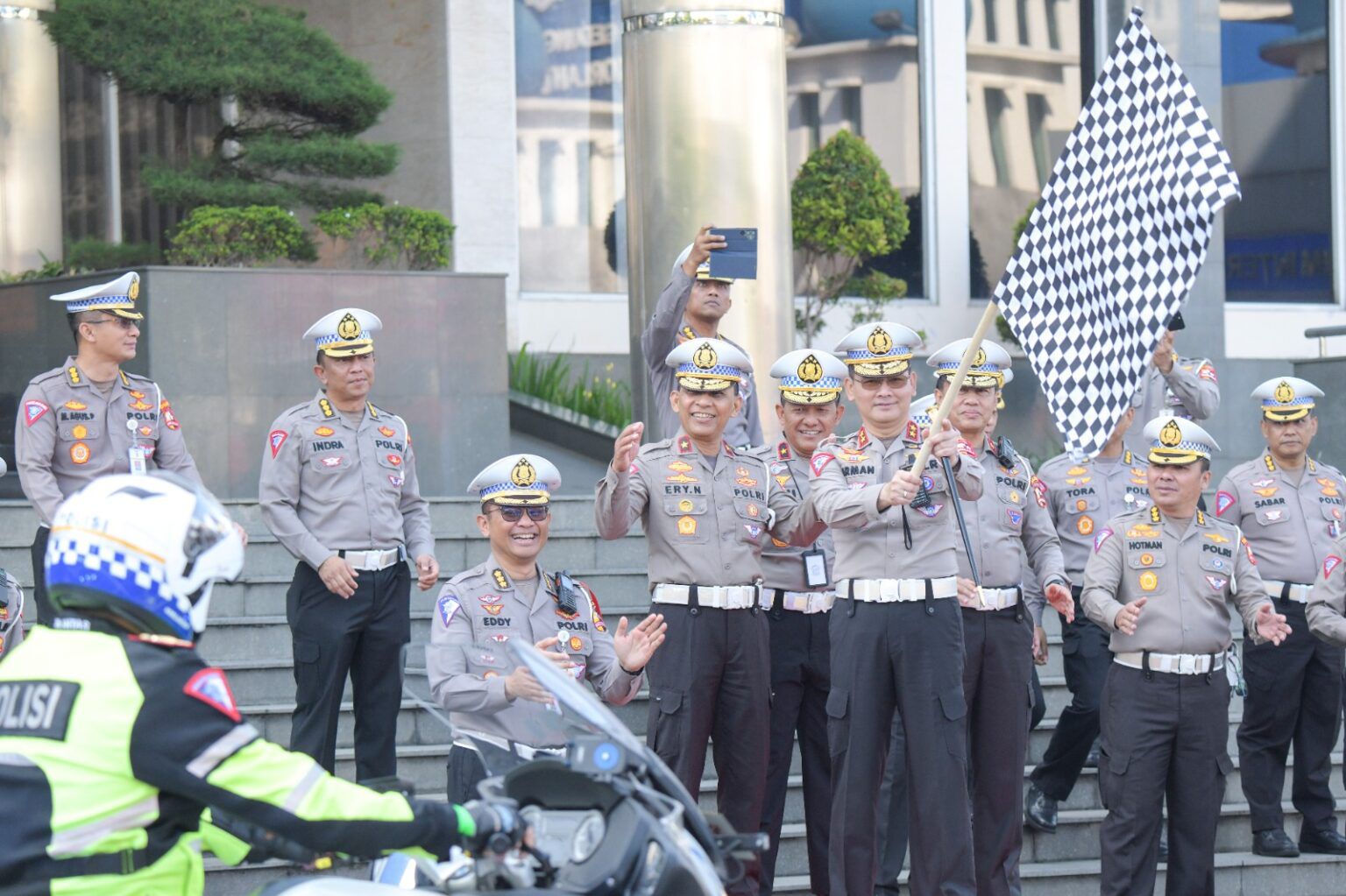 amankan arus mudik dan balik lebaran 2023 kakorlantas polri lepas tim pamatwil dan mobile command centre 56947