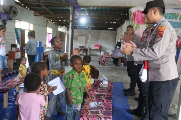 anak anak di yahukimo merespon dengan antusias kegiatan si ipar yang dilakukan binmas noken 49695