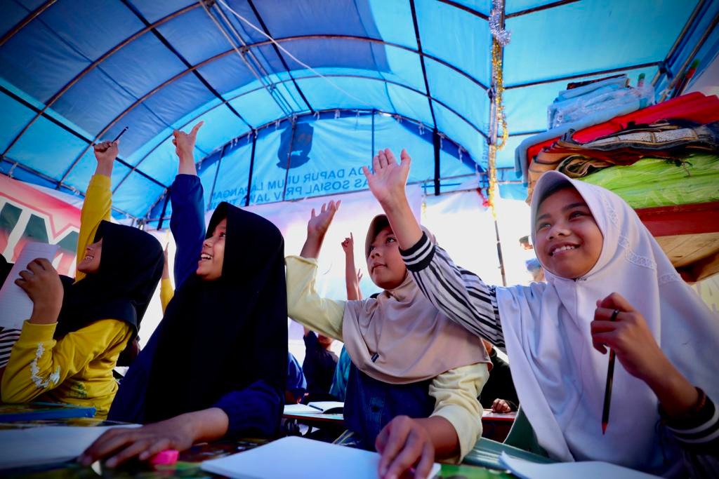 anak anak korban gempa cianjur di pengungsian kembali sekolah bersama 52085