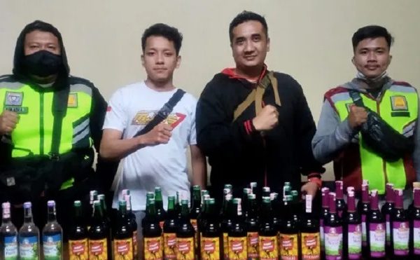 anggota polri melakukan razia warung jamu penjual miras dan sita puluhan botol miras 49006