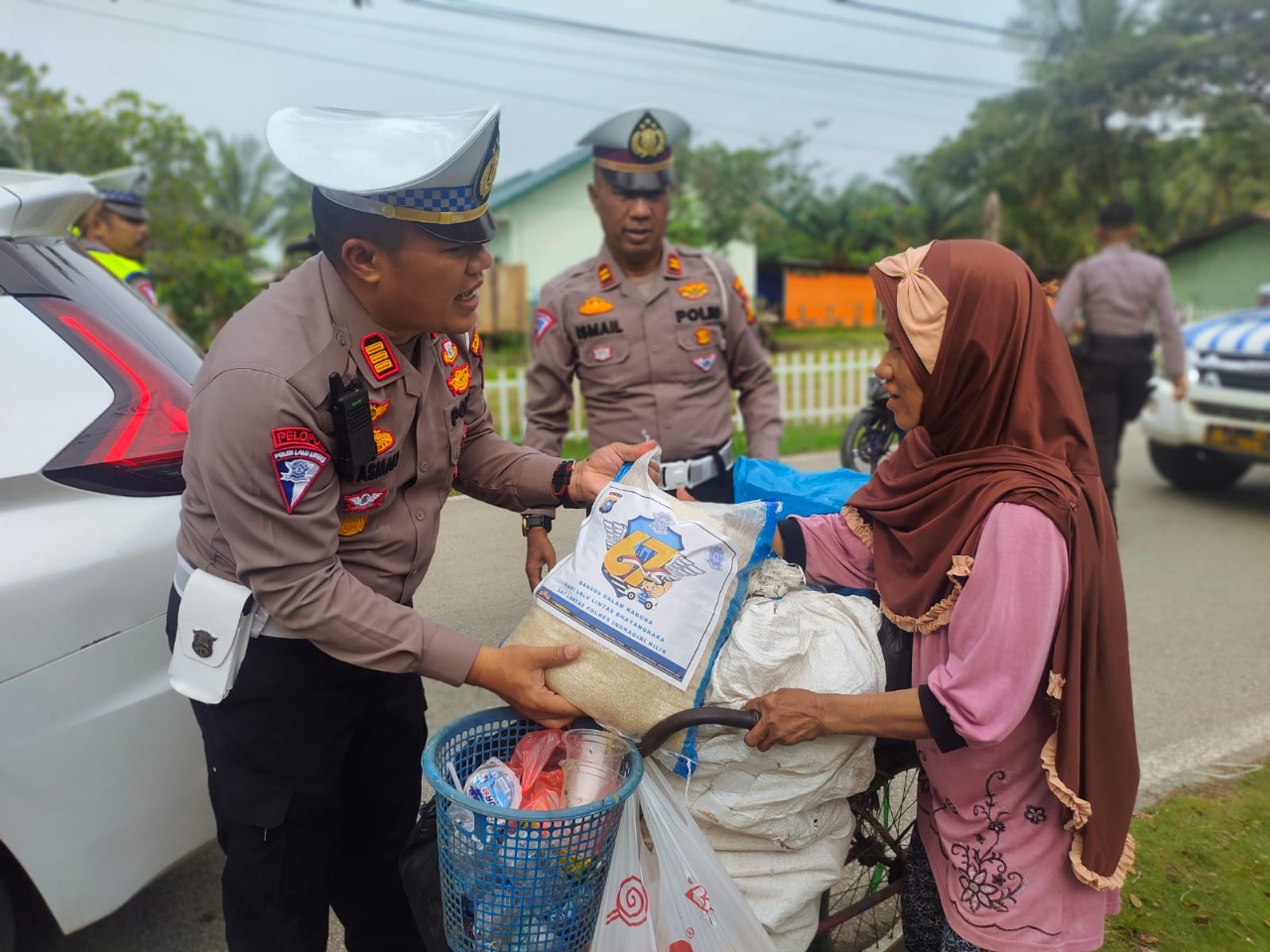 anggota satlantas menggelar bantuan sosial 51241
