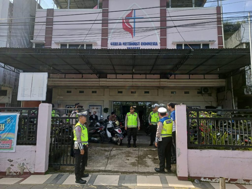 anggota satlantas polres prabumulih lakukan pengamanan dan pengaturan lalin di tempat ibadah 73714