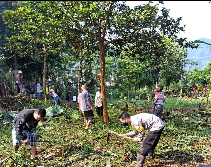 antisipasi bencana alam polisi dan warga gotong royong bersihkan lingkungan 47355