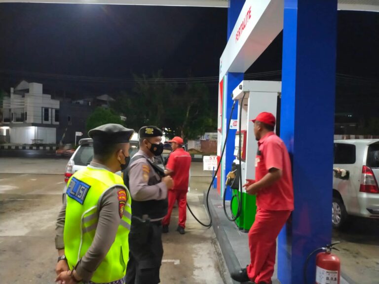 antisipasi gangguan kamtibmas polda kalteng gelar patroli dialogis ke spbu 49460