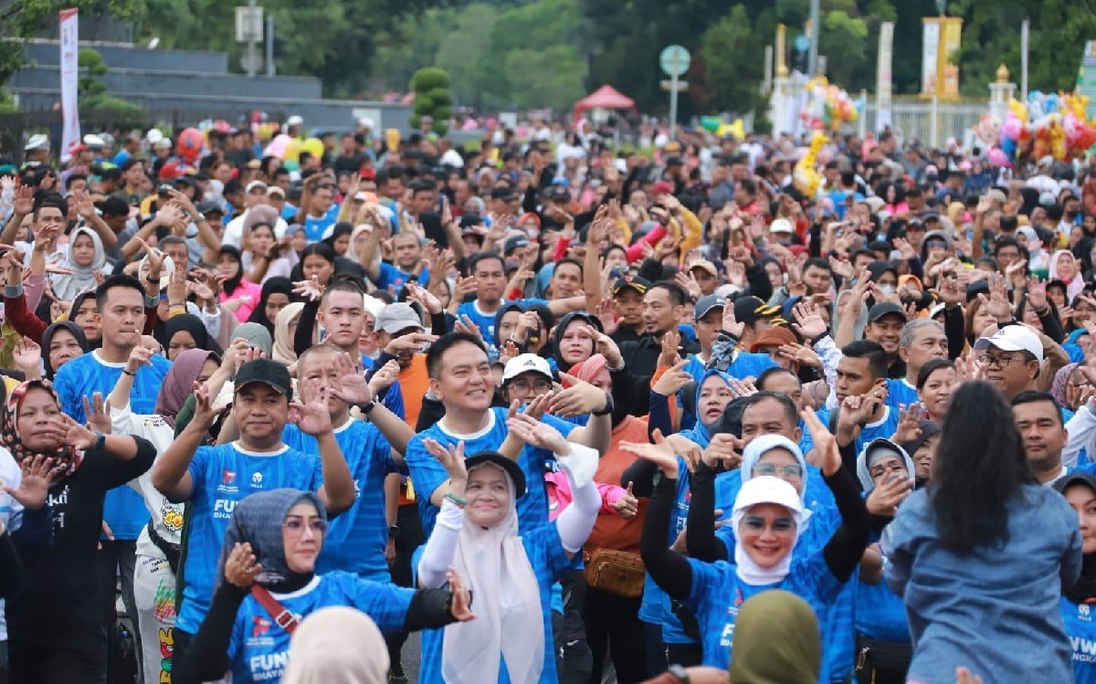 antusias masyarakat pekanbaru meriahkan fun walk polda riau 60073