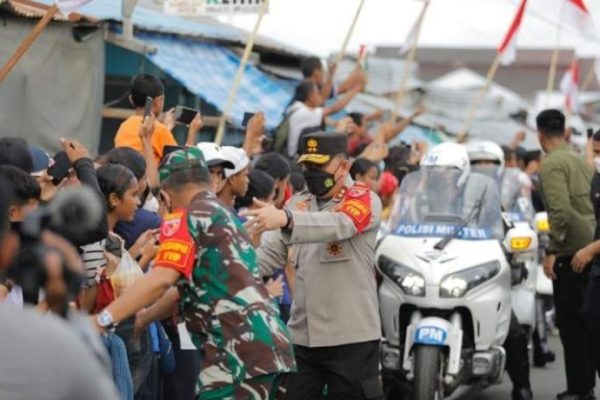 antusias masyarakat sambut kedatangan presiden ri di saumlaki kapolda maluku terjun langsung lakukan pengamanan ekstra 49421