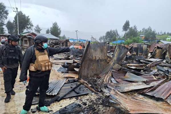 aparat gabungan tni polri lakukan olah tkp pembakaran kios dan sekolah di paniai 74467