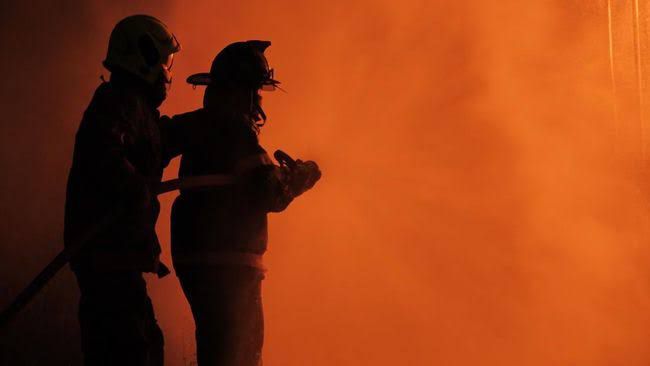 api hanguskan gudang ekspedisi online di kalideres 6 orang terluka 62757