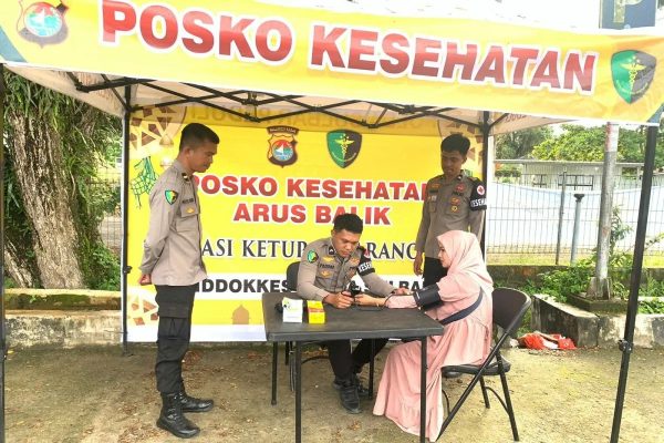 arus balik lebaran biddokkes polda sulbar cek kesehatan sopir dan penumpang 72721 1