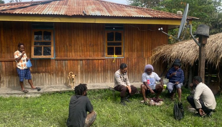 bahas situasi kamtibmas kasat binmas polres jayawijaya sambangi sekertaris kampung wesakma 53274 1