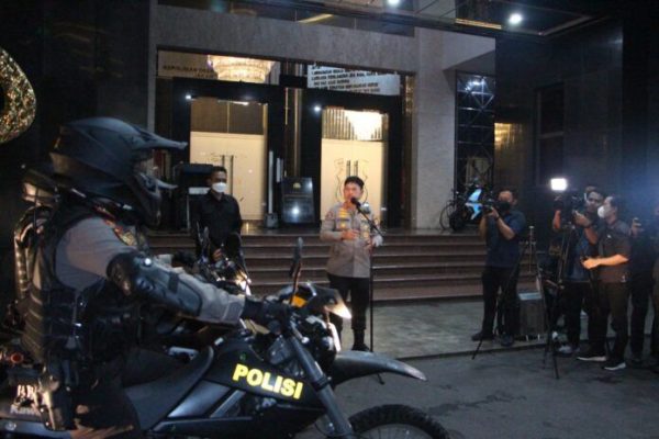 bakti sosial polda metro jaya bagikan paket sembako kepada masyarakat 49537