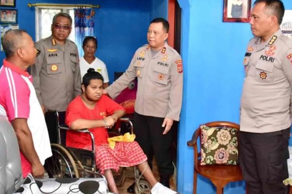 bangkitkan semangat kapolda maluku jenguk anggota yang lumpuh akibat luka tembak sejak tahun 2008 49892