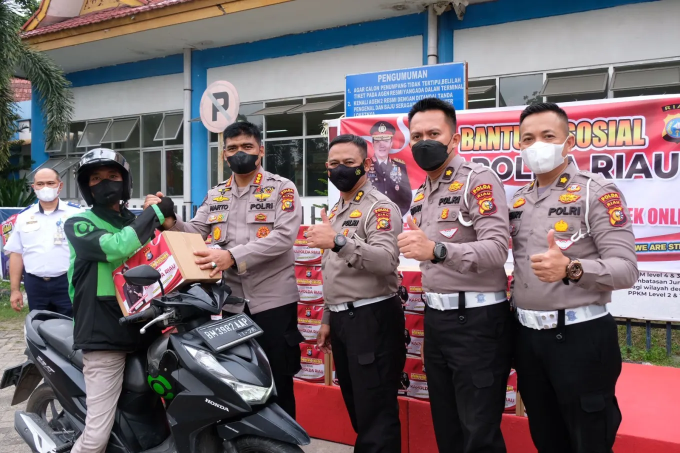 bantu ringankan beban masyarakat polda riau berikan 5 ribu paket sembako 49547