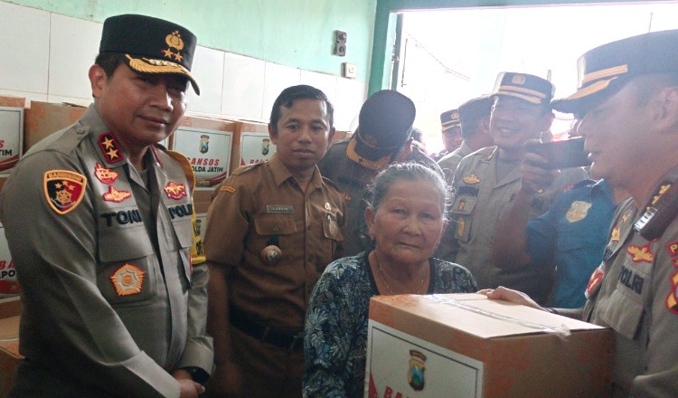 bantu warga tertimpa bencana kapolda jatim bagikan sembako bagi korban banjir di banyuwangi 51318