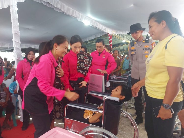 bantuan bhayangkari untuk masyarakat rote ndao ny juliati sigit prabowo berbagi kebaikan dengan ribuan paket bansos bagi masyarakat dan anak sekolah 80734