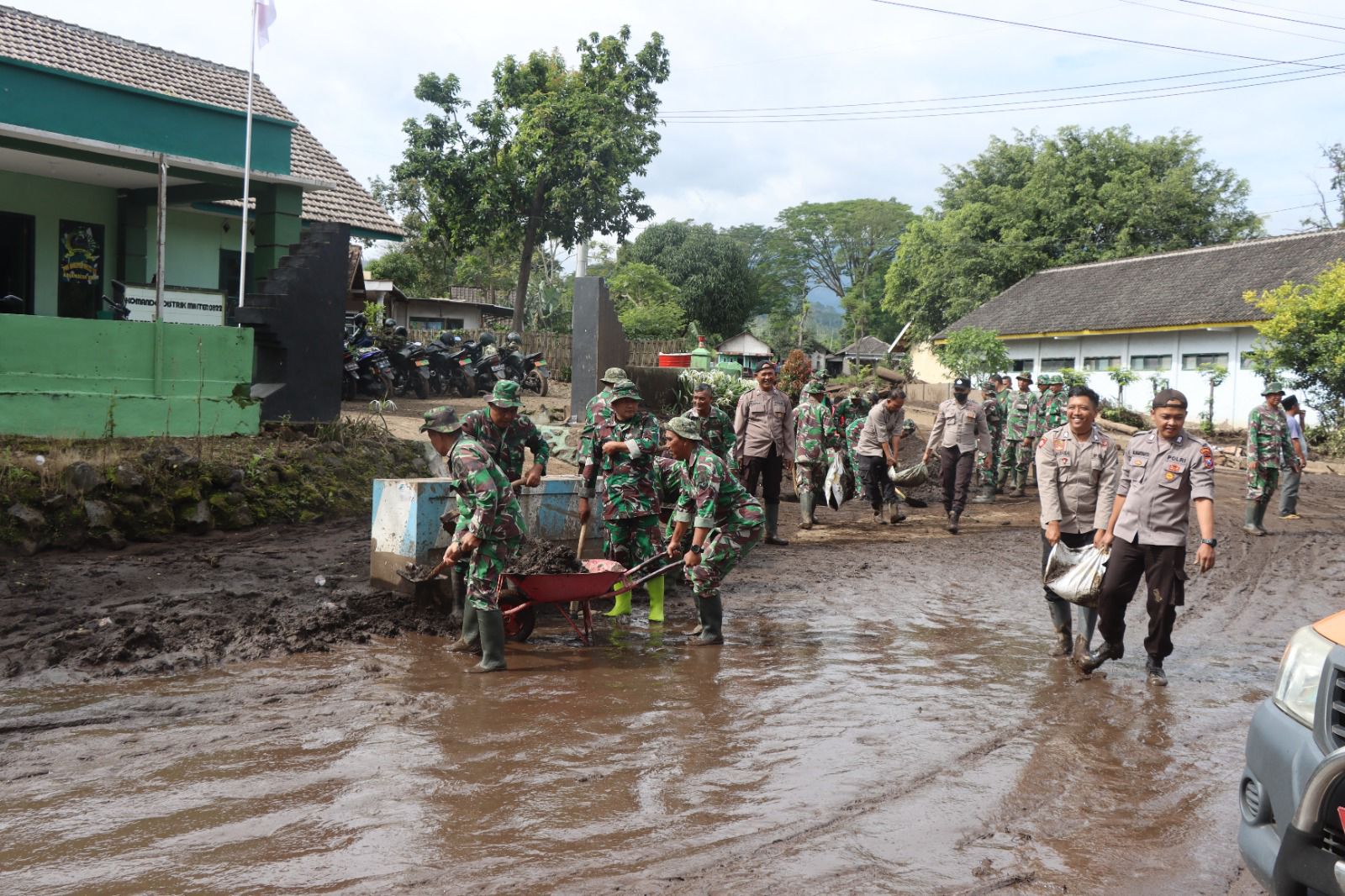 bantuan fasilitas hingga trauma healing diberikan bagi murid sd di sempol 54619