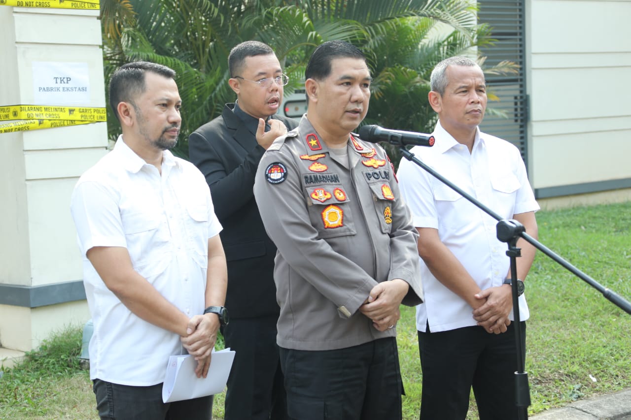 bareskrim gelar rekonstruksi pengungkapan pabrik ekstasi 59461