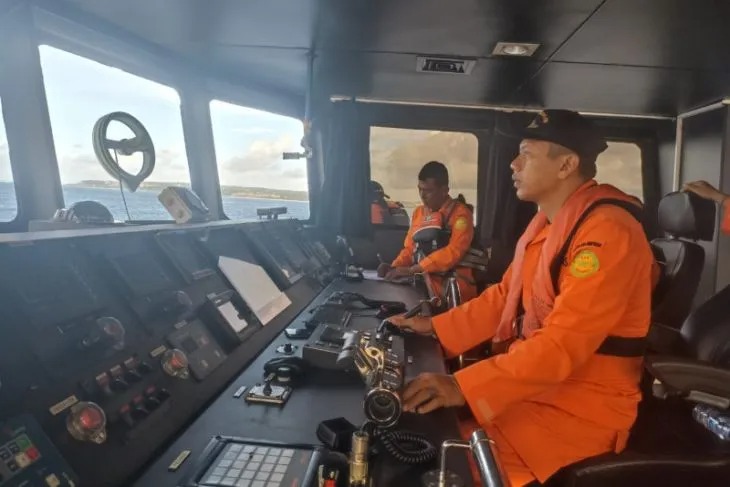 basarnas lakukan pencarian 10 penumpang km linggar petak 89 yang terbalik di samudera hindia 55139