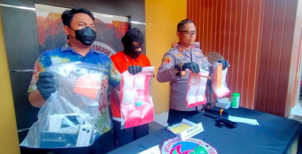 belum sempat diedarkan pengedar sabu keburu digerebek polisi 50033