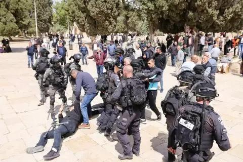 bentrokan warga palestina dengan polisi israel kembali pecah di kawasan al aqsa 46611