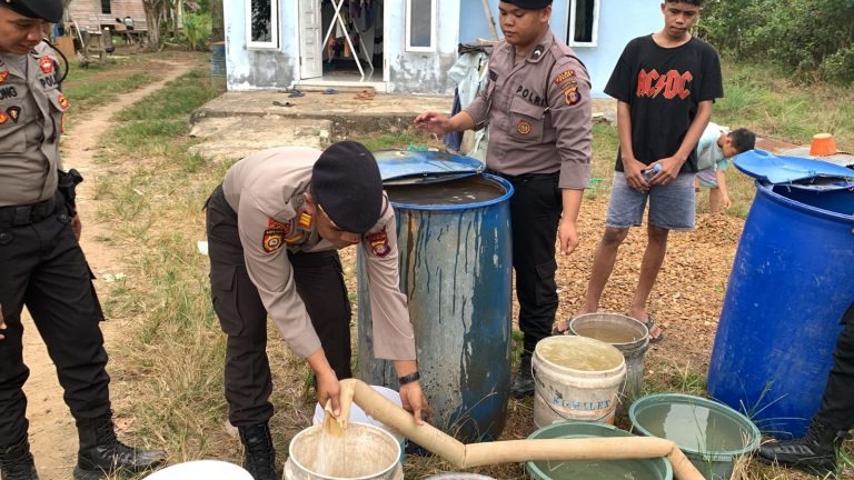 bentuk kepedulian kepada masyarakat polres paser beri bantuan air bersih kepada warga 64855