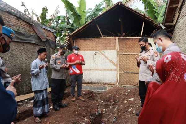 bentuk kepedulian pada masyarakat polres cimahi melaksanakan perbaikan rumah tidak layak huni 49278