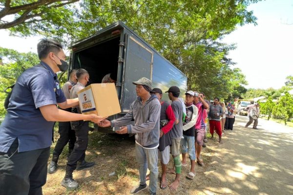 bentuk kepedulian polri kepada masyarakat polda gorontalo kembali melaksanakan pembagian paket sembako 49736