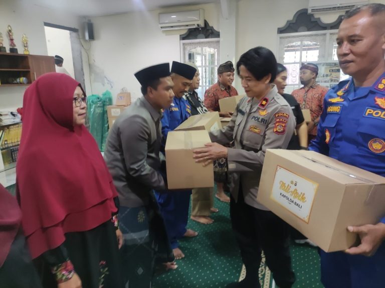 bentuk kepedulian polri polda bali laksanakan kegiatan minggu kasih di badung bersama masyarakat dan anak anak 65204