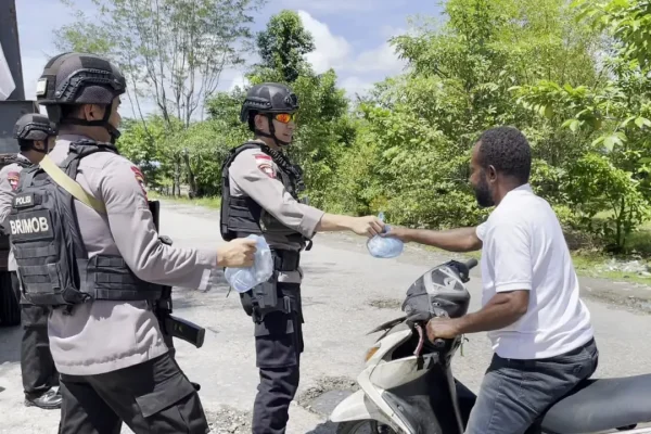 bentuk kepedulian satgas damai cartenz kepada masyarakat yahukimo 49585