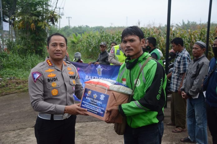 bentuk kepedulian terhadap masyarakat ditlantas polda banten melaksanakan pembagian paket sembako 49580