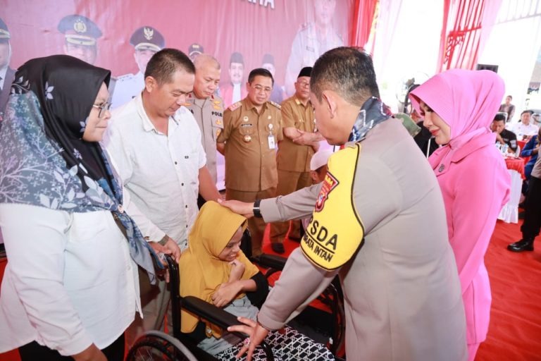bentuk nyata polri hadir ditengah masyarakat kapolda kalsel bagikan kursi roda dan tongkat bantu jalan 67184