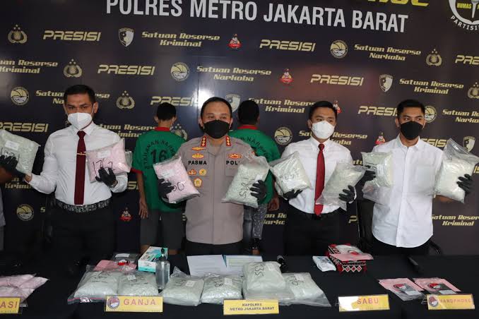 berawal dari 1 4 butir pil ecstasy polisi bongkar jaringan internasional sita 101 355 butir ecstasy senilai rp 50 miliar 50661