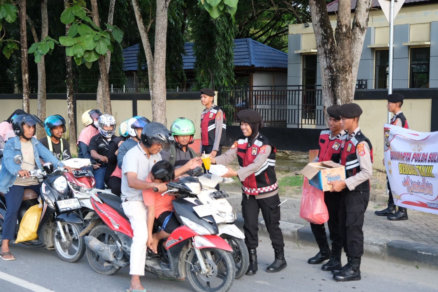 berbagai satker di polda sultra bagikan takjil di tiga lokasi kota kendari 71751