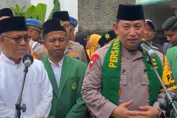 berbagi berkah ramadan kapolri dan pui bagikan sembako kepada masyarakat 72108