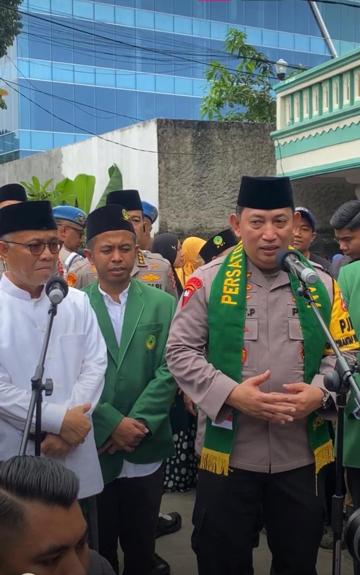 berbagi berkah ramadan kapolri dan pui bagikan sembako kepada masyarakat 72108