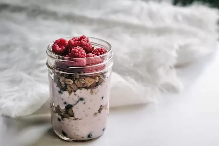 berbeda dengan oatmeal lain ini sederet khasiat overnight oats yang tak kalah sehat 73259