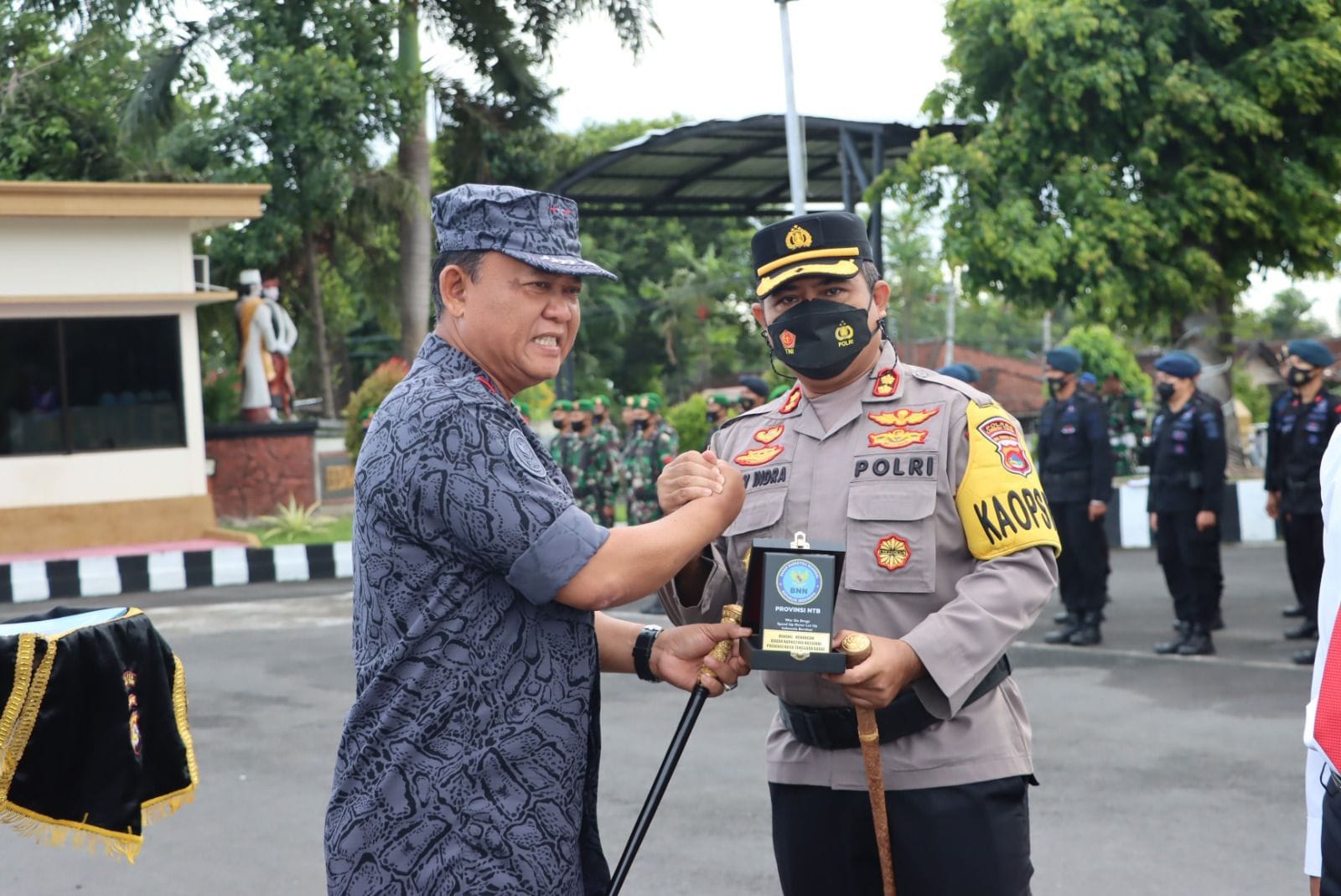 berdedikasi tinggi berantas peredaran narkoba 7 personel polres lotim terima penghargaan dari kepala bnn ntb 54559