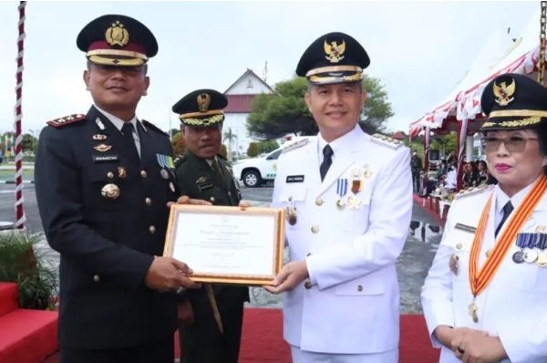berhasil dukung pencapaian vaksinasi kapolres gunung mas dianugerahi penghargaan oleh bupati 49021 1
