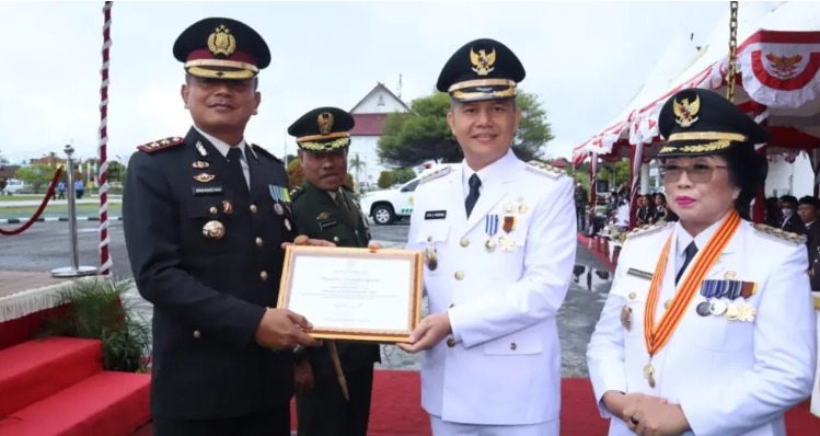berhasil dukung pencapaian vaksinasi kapolres gunung mas dianugerahi penghargaan oleh bupati 49021 1