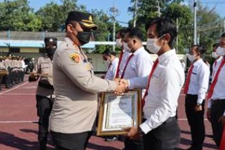 berhasil ungkap kasus curat belasan mesin tractor pembajak sawah sebanyak 17 personel polres trenggalek terima penghargaan 47246