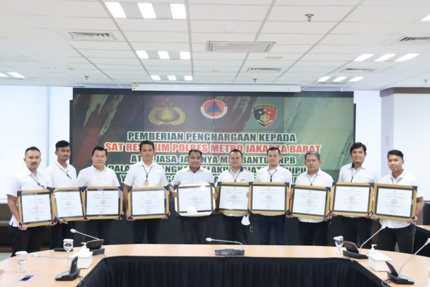 berhasil ungkap kasus investasi alkes senilai rp65 miliar polres metro jakbar terima penghargaan dari bnpb 49727